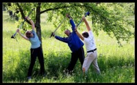 Dehnnung mit Nordic-Walking-Stöcken